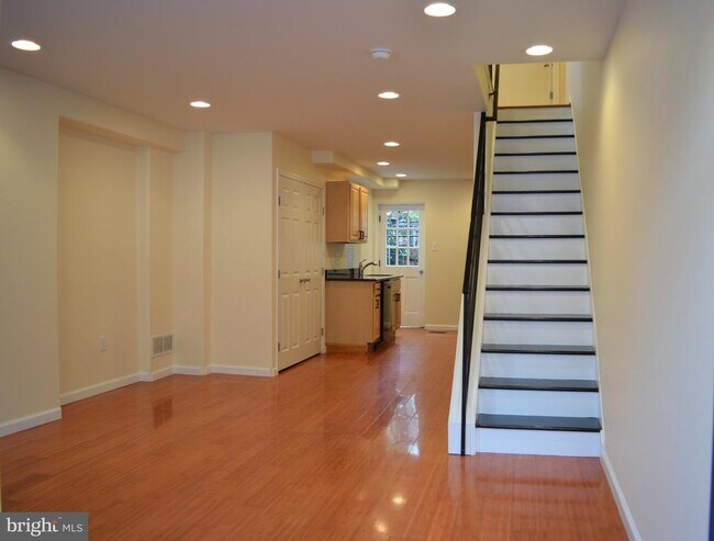 Building Photo - 2132 Sigel St