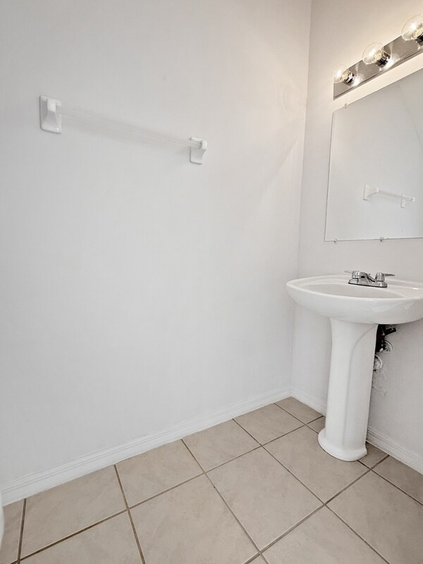 Building Photo - 3612 Pine Oak Cir