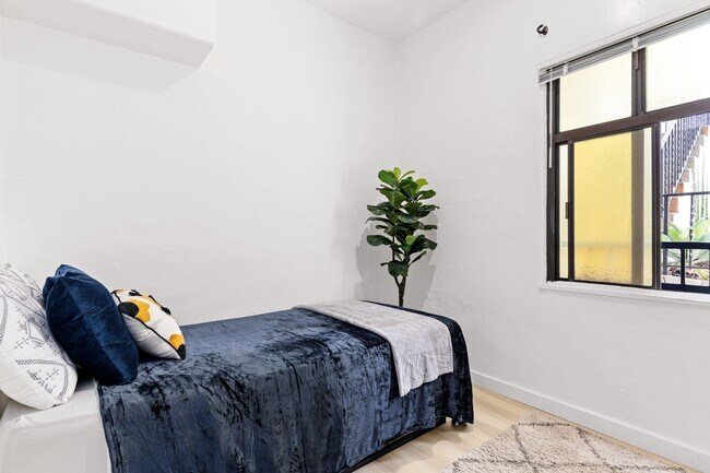 Building Photo - 832 Hilgard Ave