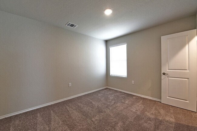 Building Photo - NEAR GOLF COURSE  |  3 BEDROOMS  |  2 BATH...