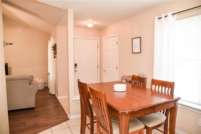 Building Photo - 3813 Oldenburg Ln