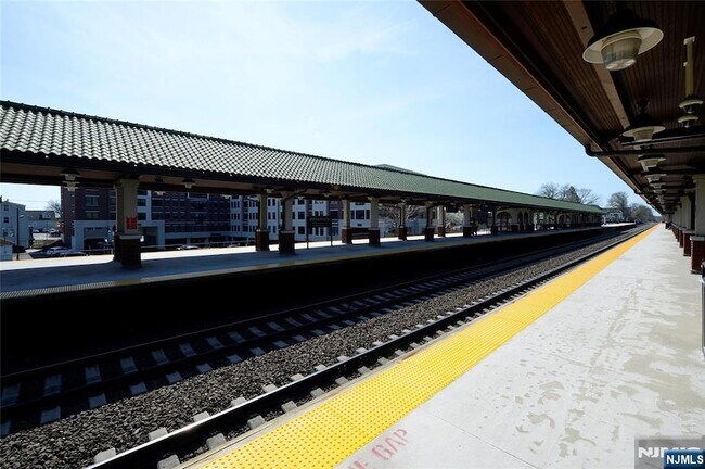 Building Photo - 20-30 Ridge Road Unit A8