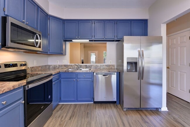 Building Photo - Convenient Coventry Townhome