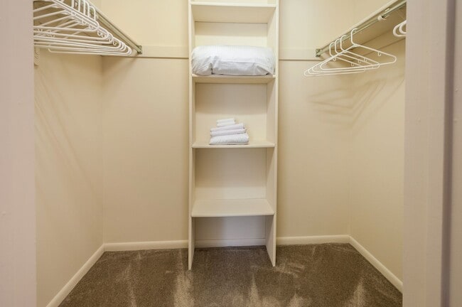 Building Photo - Two Bedroom Signature Style Apartment on t...