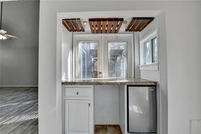 Building Photo - 1112 Ashbury Dr
