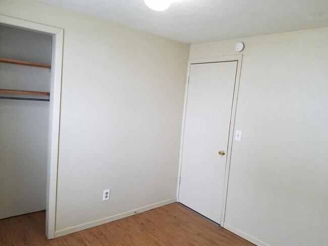 Building Photo - 1013 Dewey Ave NE