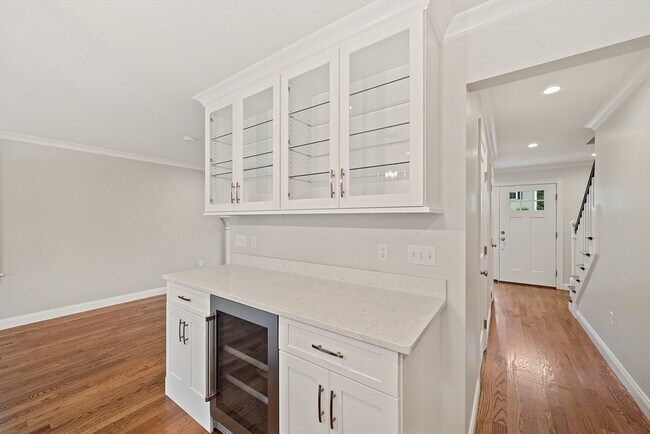 Building Photo - 15 Lakeview Ave