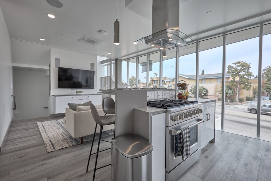 Building Photo - 2929 S La Brea Ave