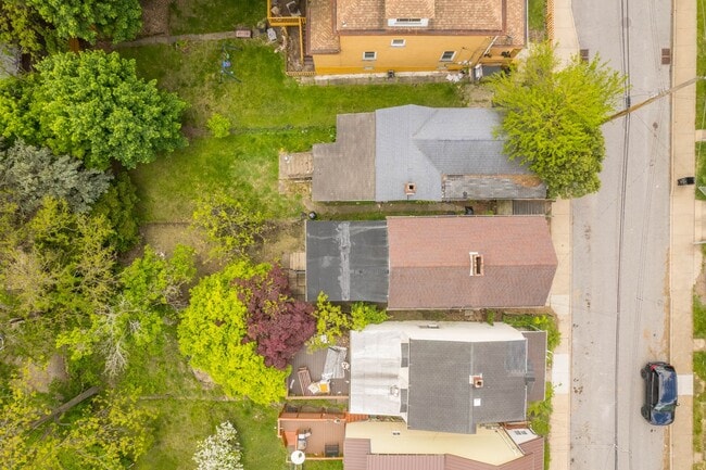 Building Photo - Stunning 2 Bedroom home in McKees Rocks available July 1!