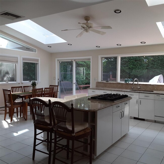 Building Photo - 74 Rockland Dr