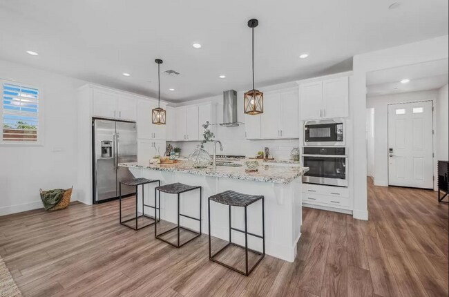 Building Photo - Dream Home Alert: 5 Bedrooms of Pure Comfo...