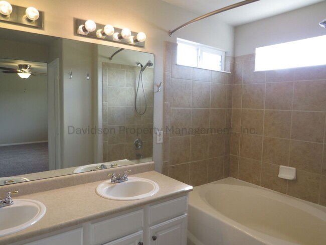 Building Photo - Gorgeous 3 Bedroom House in Eastern Colorado Springs