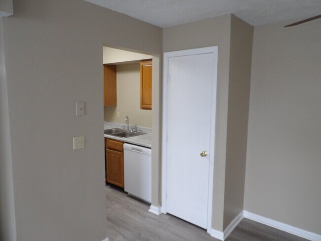 Building Photo - 140 Landings Dr