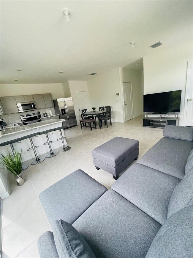 Building Photo - 916 SE 19th St