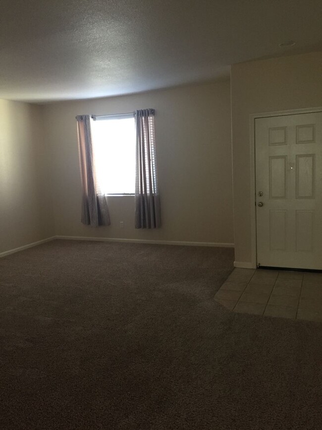 Building Photo - Avail 6/27 - Single level Rocklin home wit...