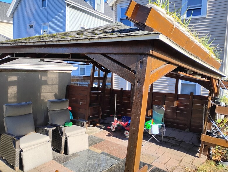 Building Photo - 213 Pleasant St