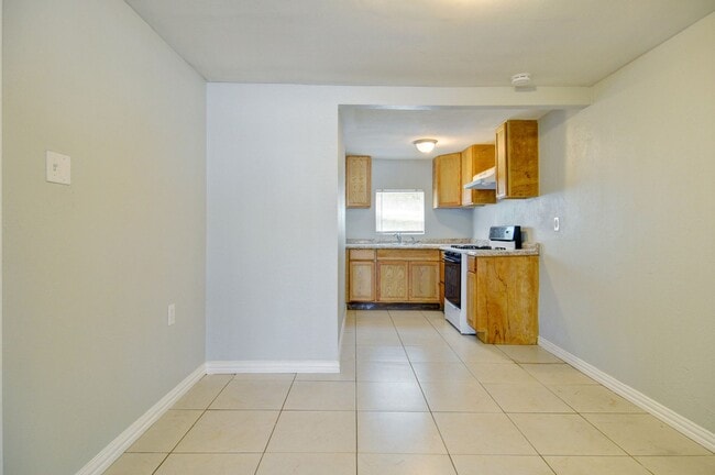 Building Photo - 2219 Refugio Ave