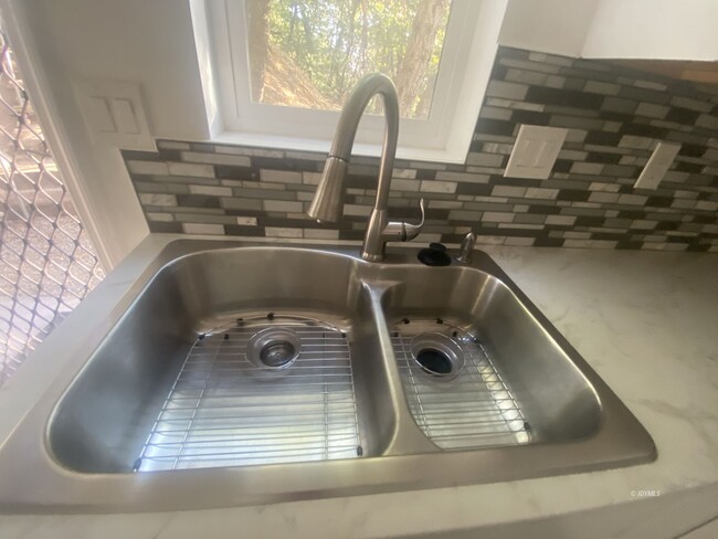 Building Photo - Move-In Ready Newer Tiny Home in The Forest