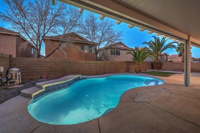 Building Photo - Gorgeous 6Bed/5Bath/4Car, 2-Story Home located in the Mountains Edge