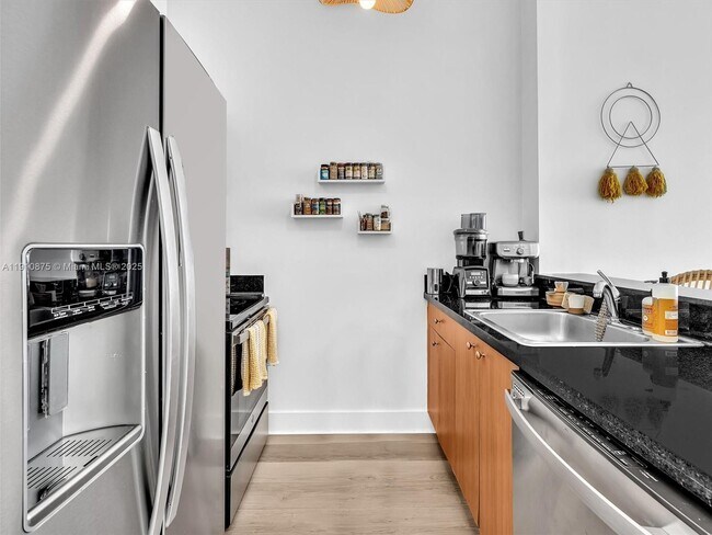 Building Photo - 2200 NE 4th Ave