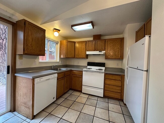 Building Photo - Three bedroom Westside home near OSU Casca...