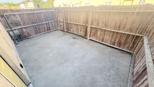 Building Photo - 2 bedroom 1.5 bathroom townhome near shopping centers and hospital! Located in the 93305 zip code...