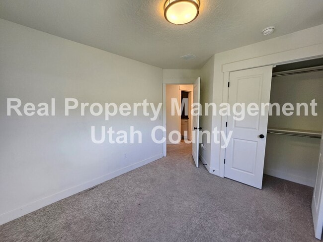 Building Photo - Provo Town home