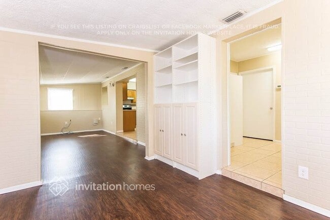 Building Photo - 618 15th Ave Dr E
