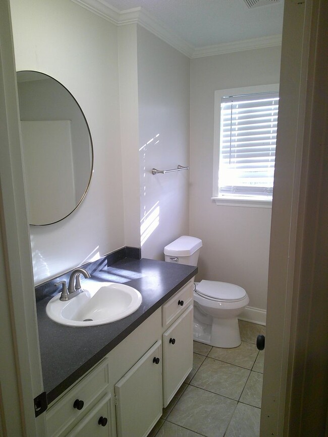 Building Photo - *****MOVE IN SPECIAL! 1/2 OFF 1ST MONTHS R...