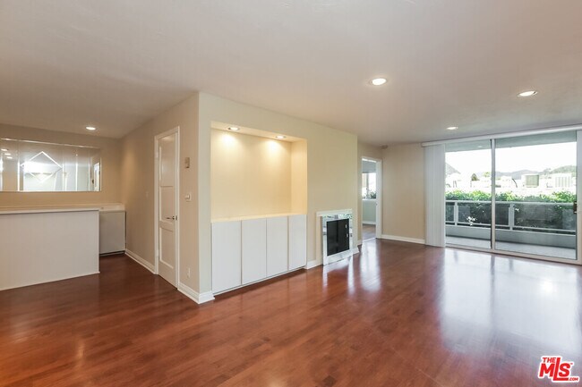 Building Photo - 723 Palisades Beach Rd