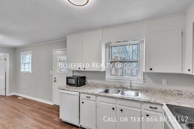 Building Photo - 107 111 River Rd Cir