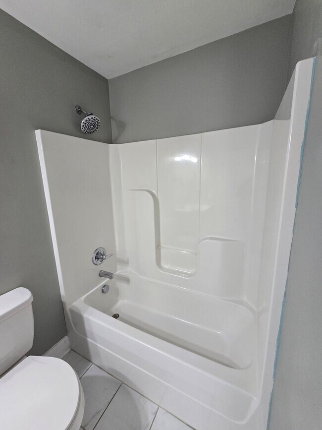 Building Photo - Updated 3 Bedrooms, 1.5 Bathrooms on a Dou...