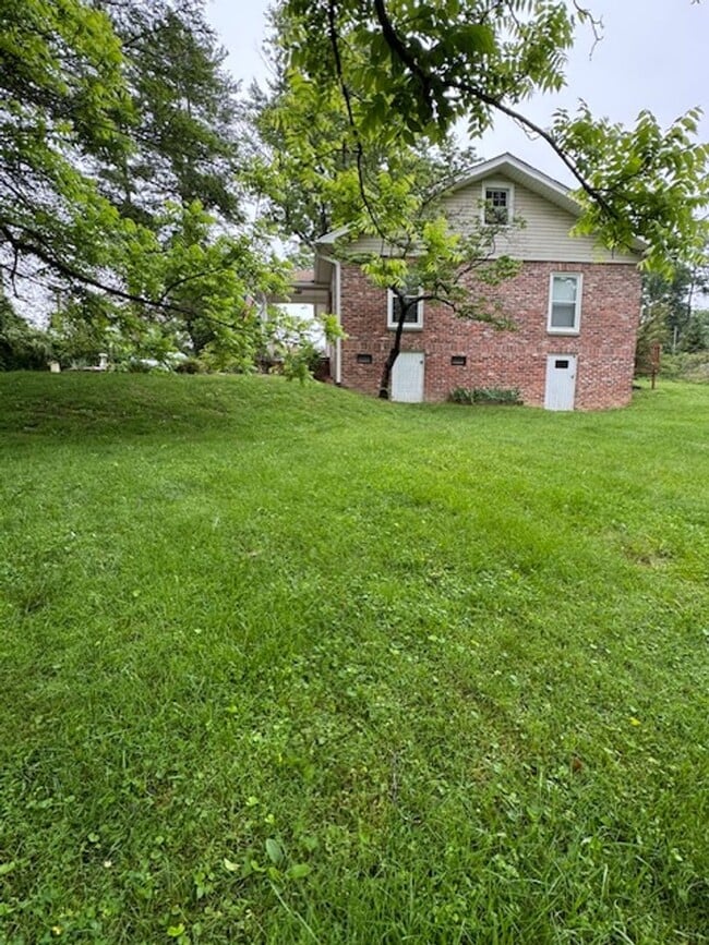 Building Photo - Beautiful 3 Bed / 1 Bath, Large rolling yard
