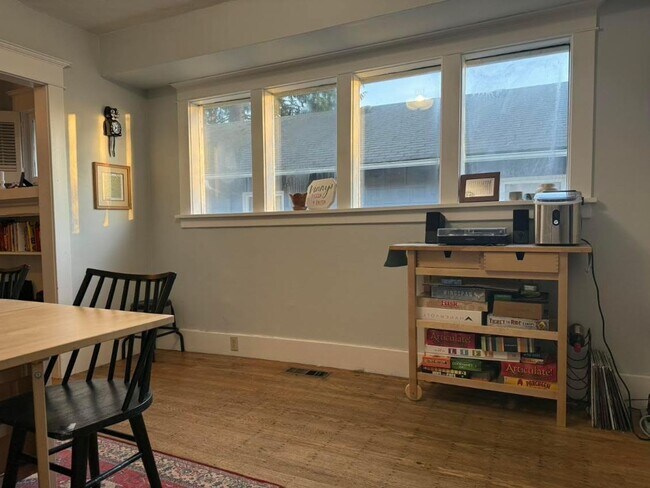Building Photo - Spacious 2 Bed 1 Bath in Central Ballard