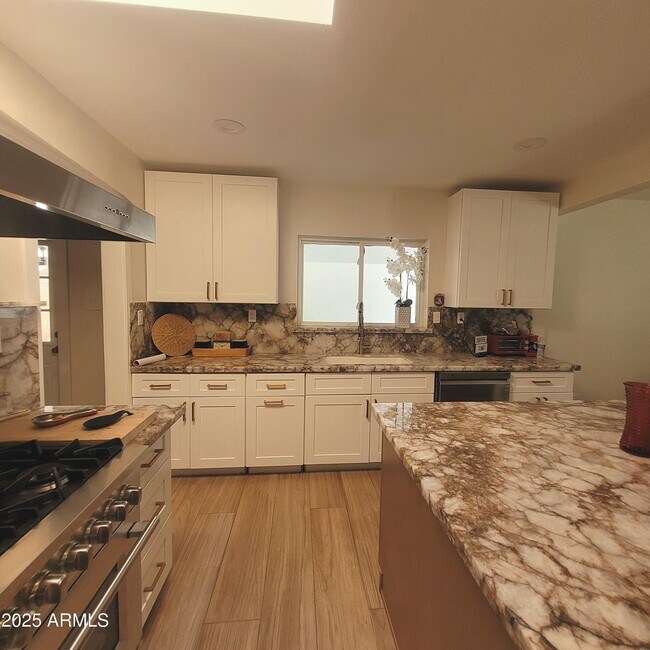 Building Photo - 4028 E Edgemont Ave