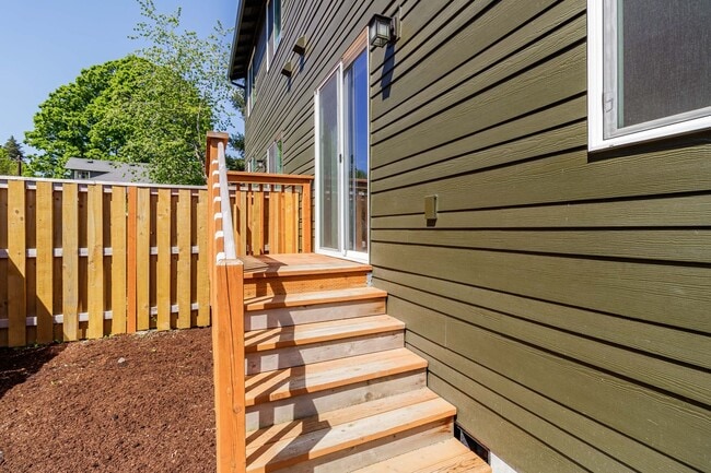 Building Photo - Move In Ready 3 Bedroom 2.5 Bathroom with Central Air Conditioning - Convenient Camas Location