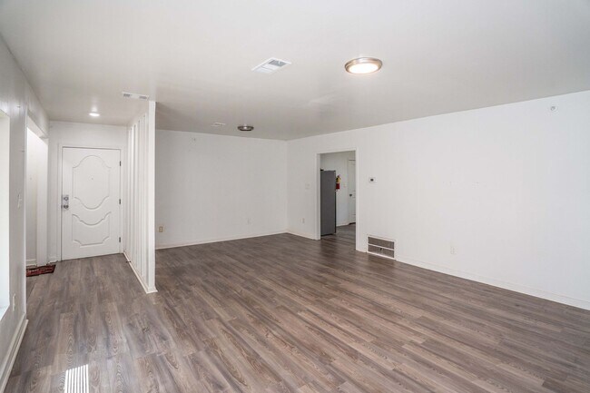 Building Photo - 7800 Choctaw Rd