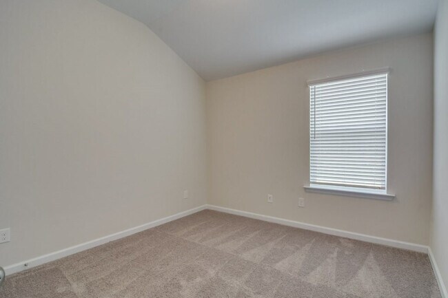 Building Photo - 415 Amesbury Dr