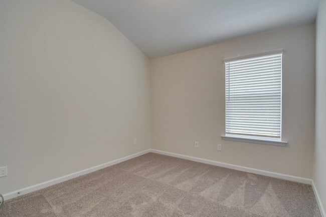 Building Photo - 485 Amesbury Dr