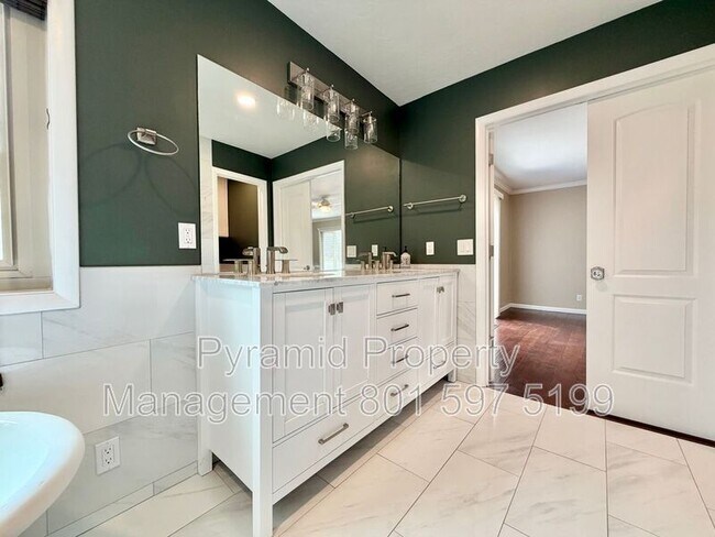 Building Photo - 961 Golden Pheasant Dr