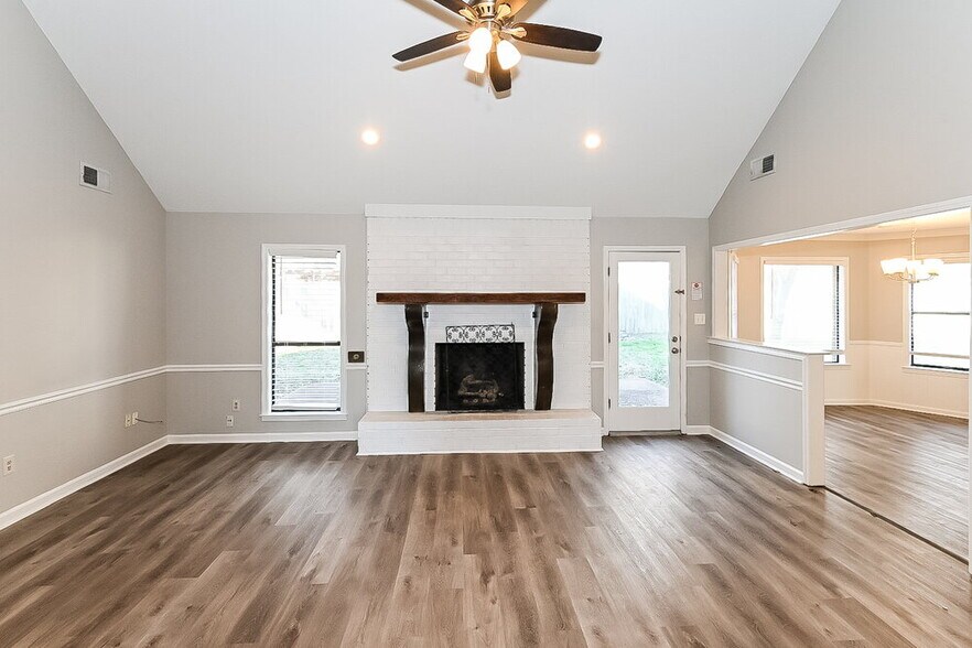 Building Photo - 8708 Rhonda Cir N