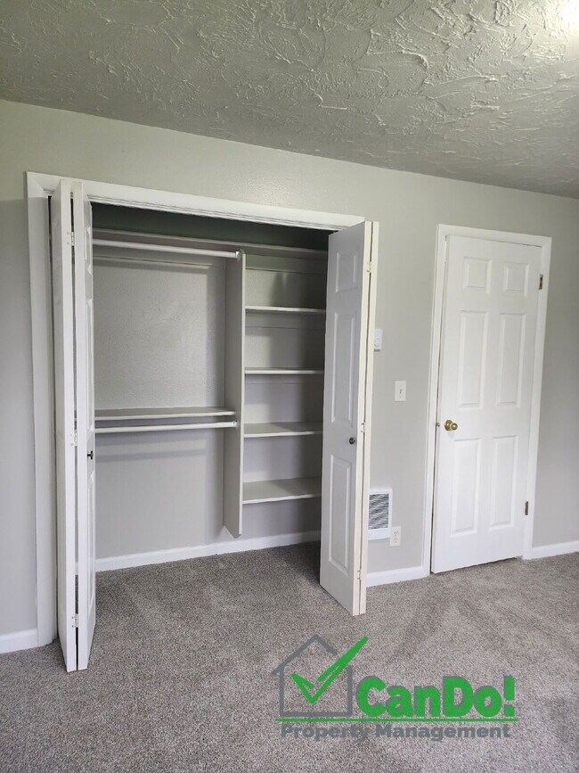 Building Photo - Newly remodeled 2 bedroom, 1 bathroom apartment in Blackfoot with Fiber Internet- Available in Oc...