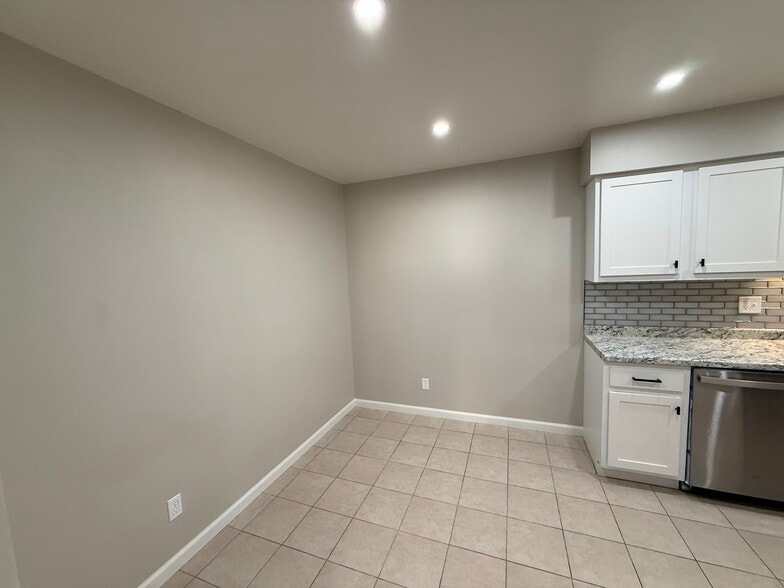 Eat-in-kitchen - 5918 Newcombe Ct