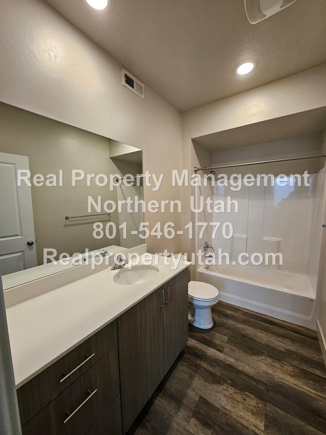 Building Photo - 2 Bedroom 2 Bath Top Level Apartment Avail...