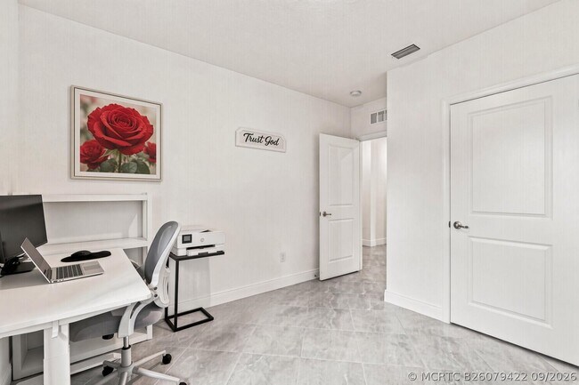 Building Photo - 226 SW Milburn Cir