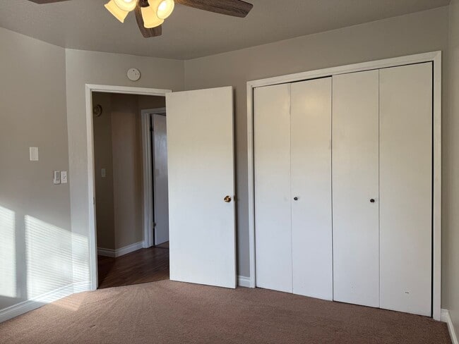 Building Photo - 806-808 W 6th Ave