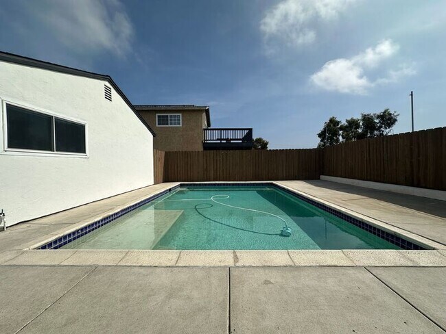 Building Photo - 731-731 Reef Dr