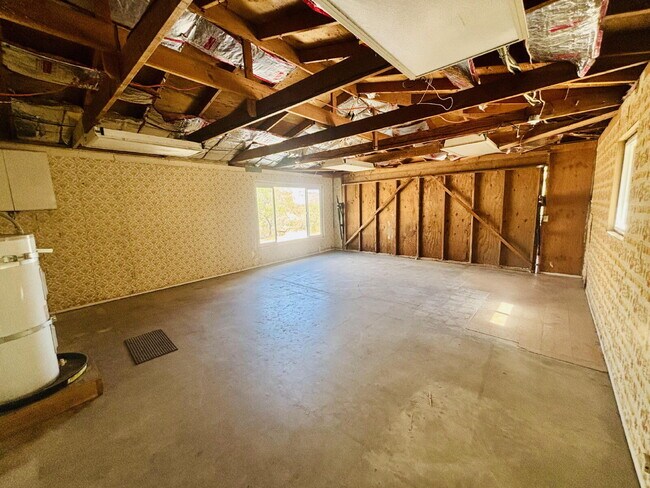 Building Photo - House on 5 acres in the serene mountains o...