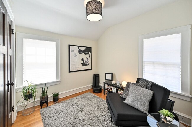 Building Photo - 1619 E Newton Ave