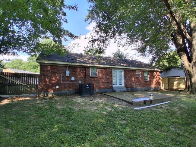 Building Photo - Large Home For Rent!